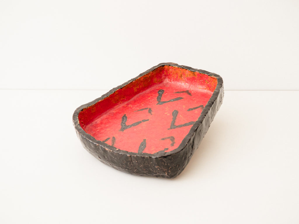 Centro de Mesa em Cerâmica Vermelha e Preta