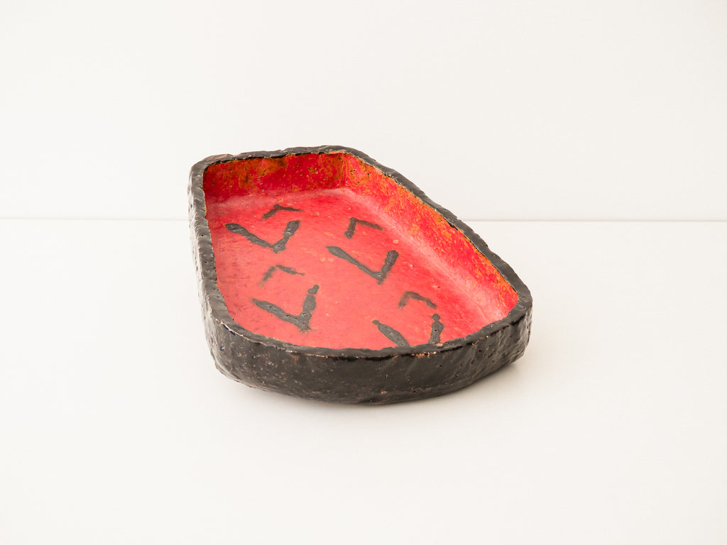 Centro de Mesa em Cerâmica Vermelha e Preta