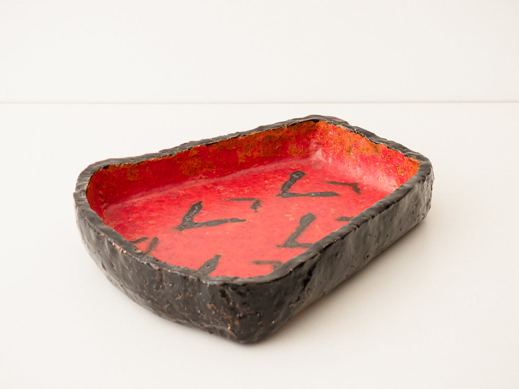 Centro de Mesa em Cerâmica Vermelha e Preta