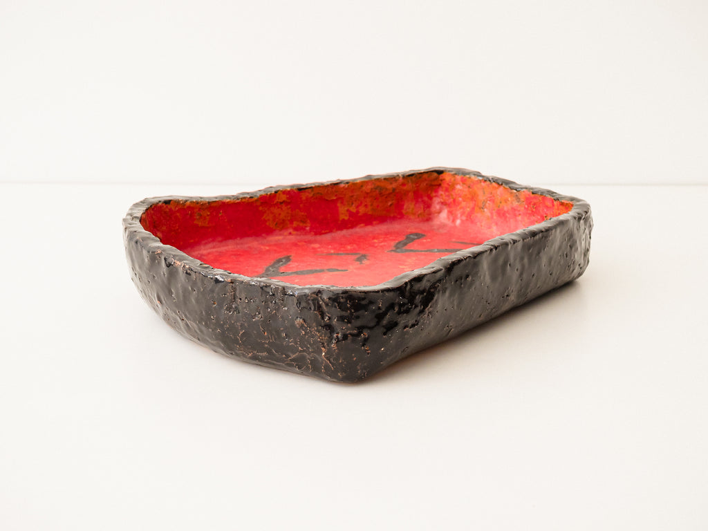 Centro de Mesa em Cerâmica Vermelha e Preta