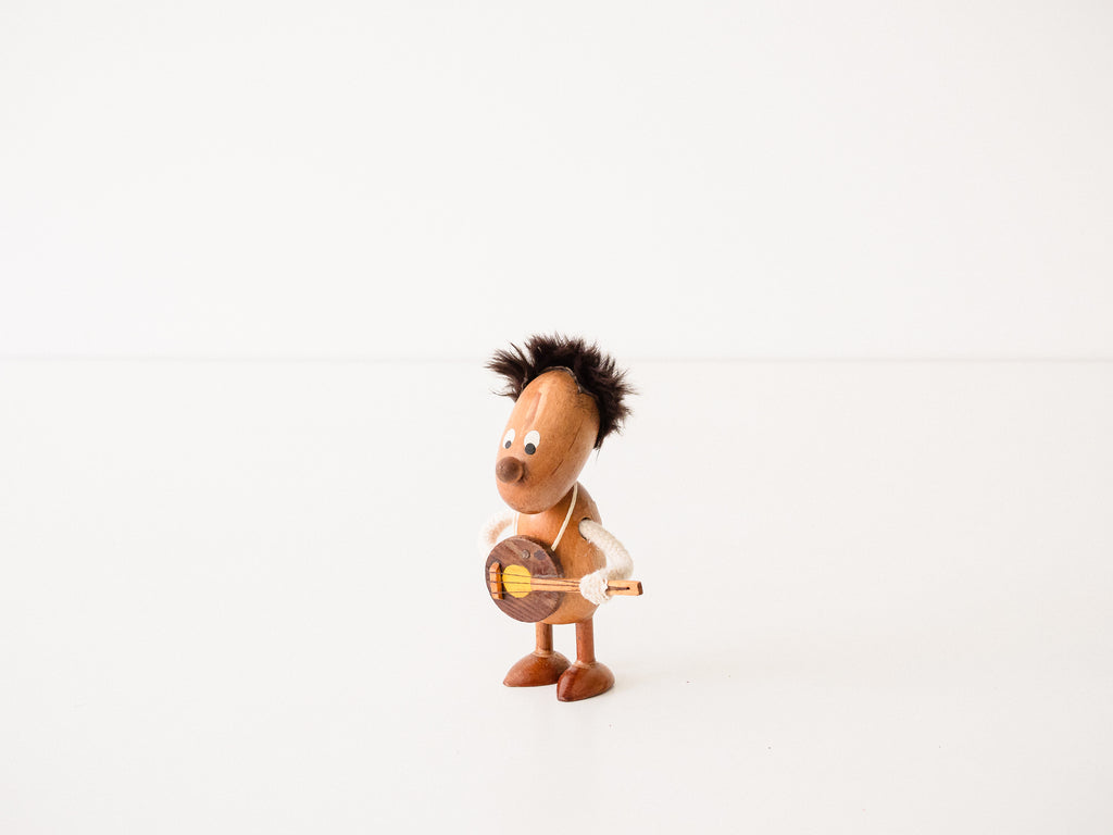 Boneco em Madeira tocando Violão