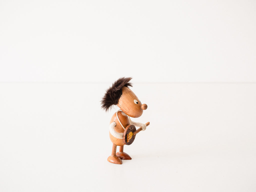 Boneco em Madeira tocando Violão