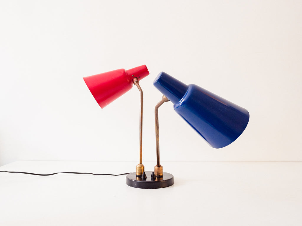 Luminária de Mesa Azul e Vermelha com Duas Cúpulas Articuláveis