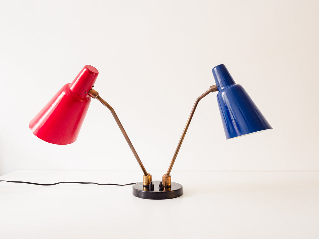 Luminária de Mesa Azul e Vermelha com Duas Cúpulas Articuláveis