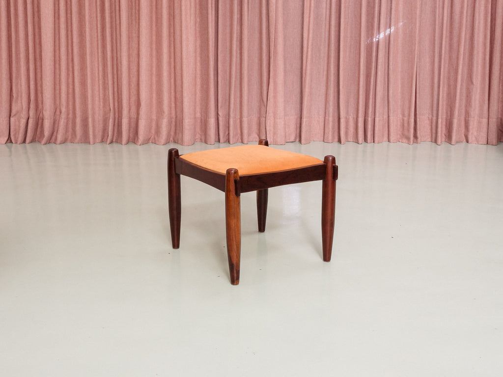 Banqueta em Imbuia com Assento Estofado