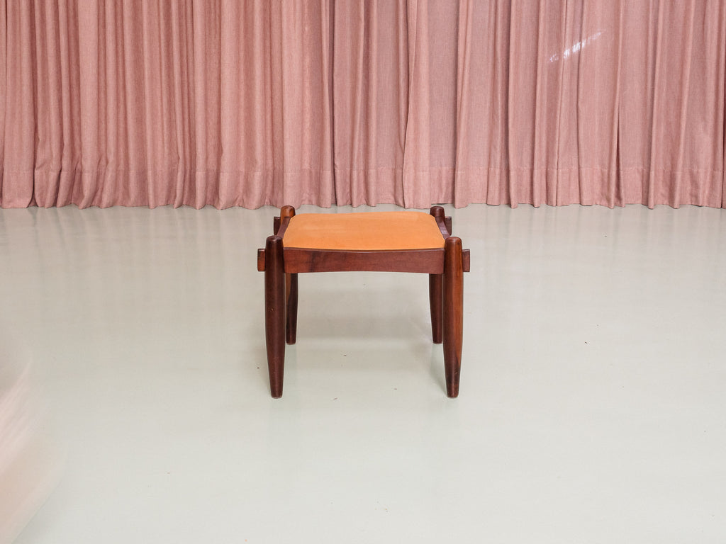 Banqueta em Imbuia com Assento Estofado