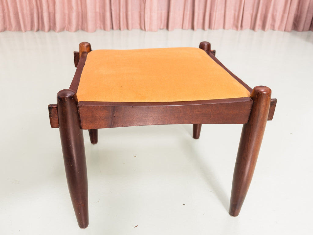 Banqueta em Imbuia com Assento Estofado