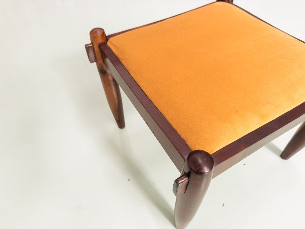 Banqueta em Imbuia com Assento Estofado