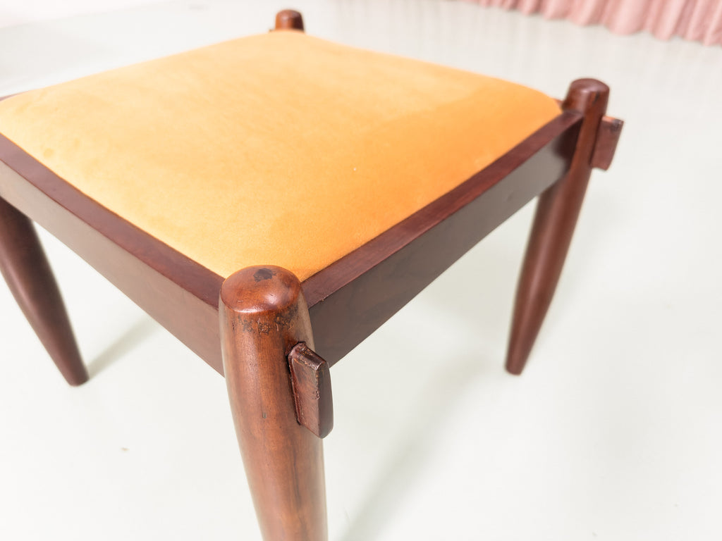 Banqueta em Imbuia com Assento Estofado