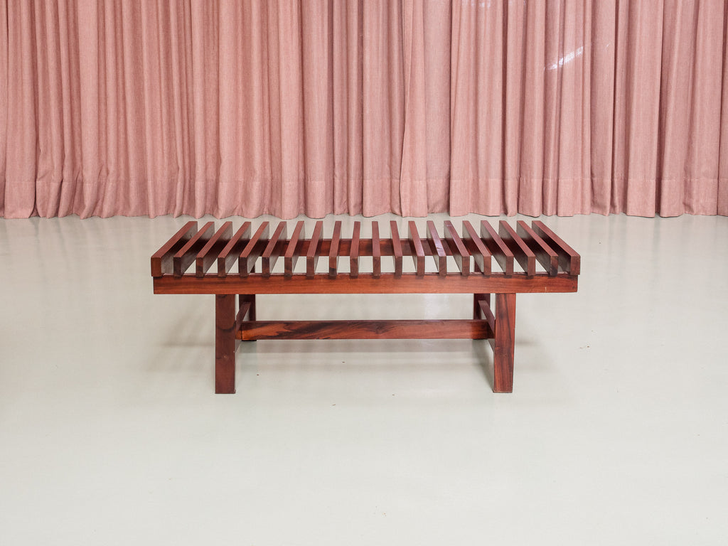 Casa Finland | Mesa / Banco em Ripas de Gonçalo Alves