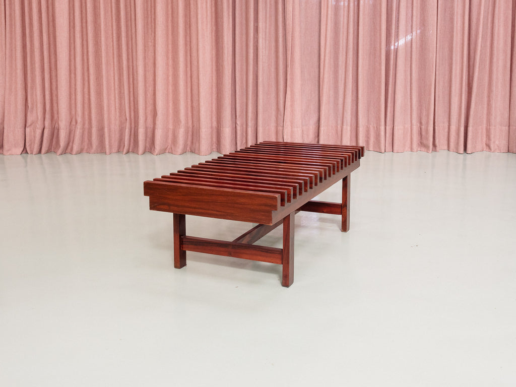 Casa Finland | Mesa / Banco em Ripas de Gonçalo Alves