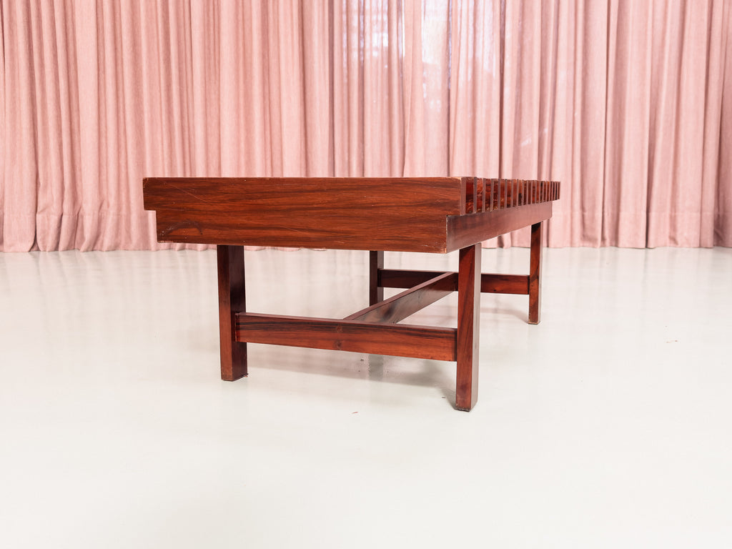 Casa Finland | Mesa / Banco em Ripas de Gonçalo Alves