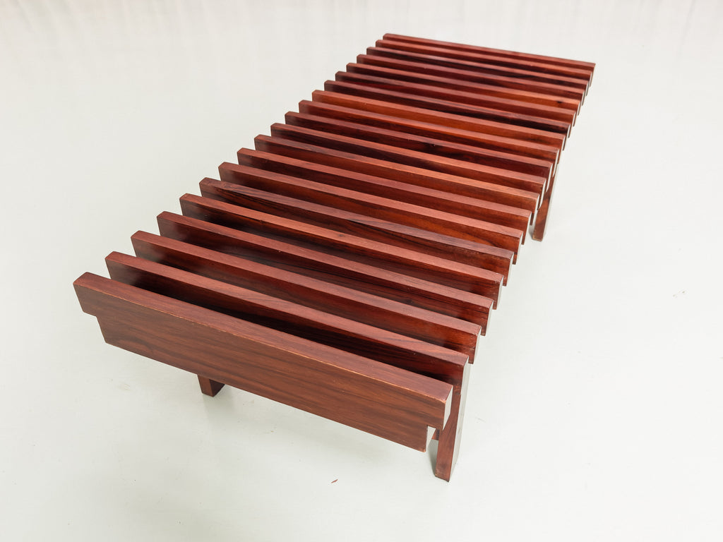 Casa Finland | Mesa / Banco em Ripas de Gonçalo Alves