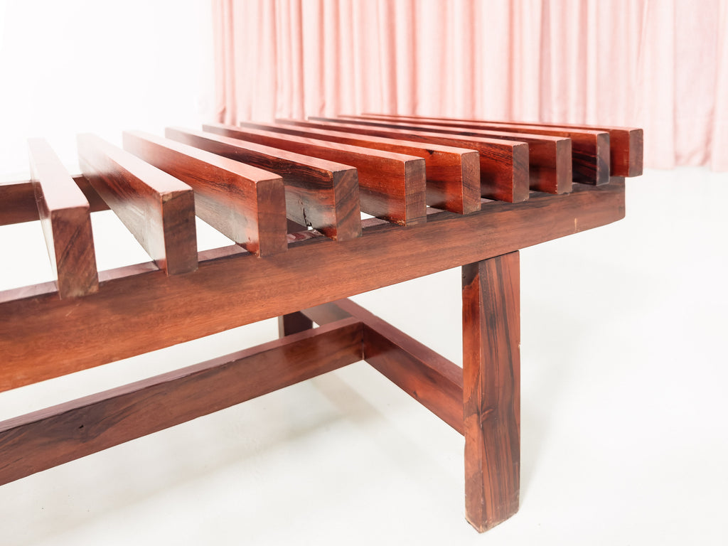 Casa Finland | Mesa / Banco em Ripas de Gonçalo Alves