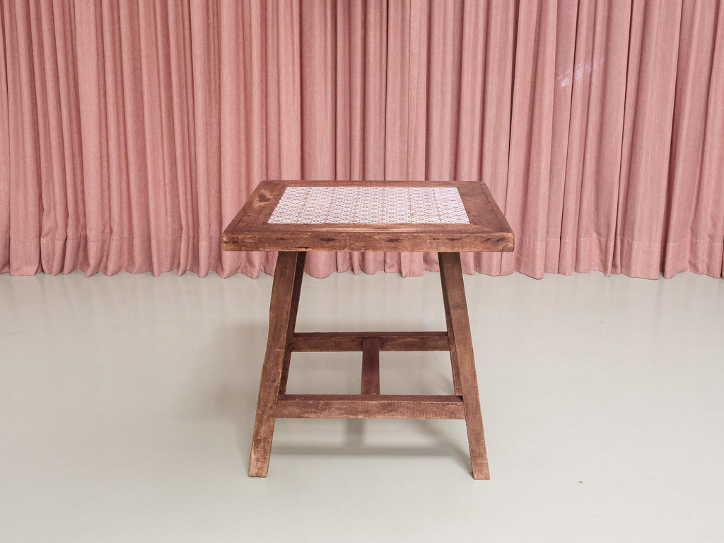 Mesa Alta com Tampo de Azulejos