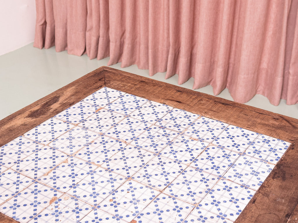 Mesa Alta com Tampo de Azulejos