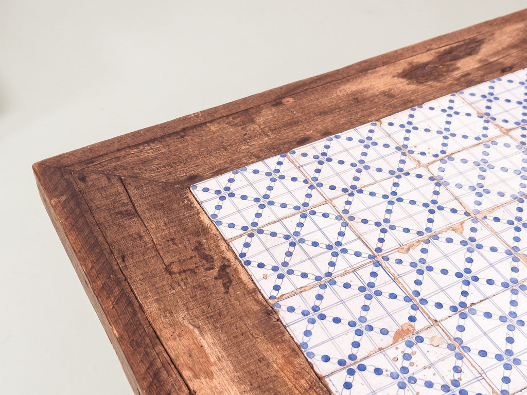 Mesa Alta com Tampo de Azulejos