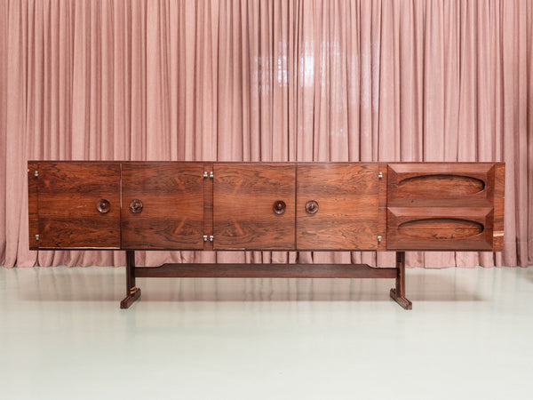 Novo Rumo | Buffet com Quatro Portas e Duas Gavetas em Jacarandá