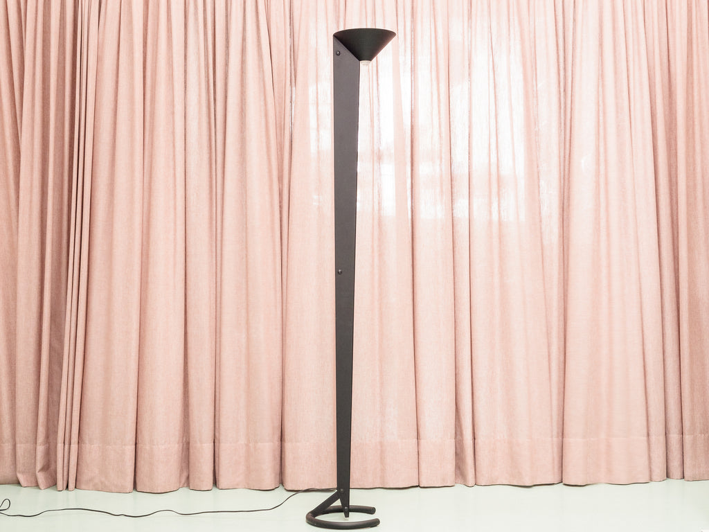 Luminária de Piso Pós-Moderna com Cúpula Cônica