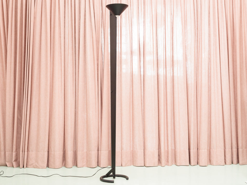 Luminária de Piso Pós-Moderna com Cúpula Cônica