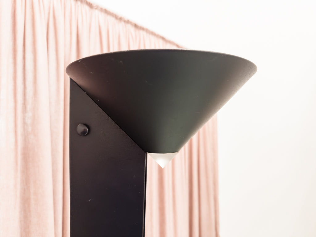 Luminária de Piso Pós-Moderna com Cúpula Cônica