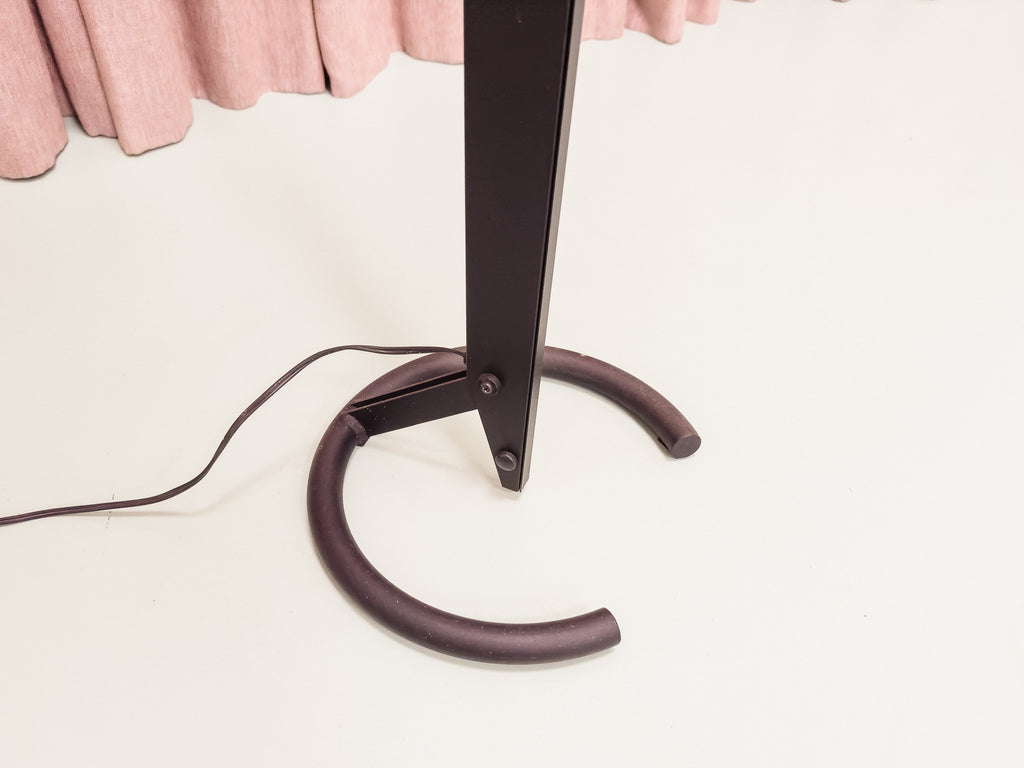 Luminária de Piso Pós-Moderna com Cúpula Cônica