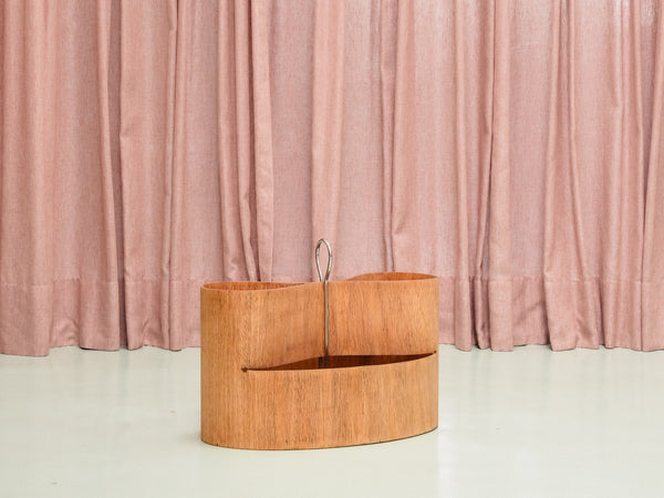 Revisteiro em Compensado Curvado e Aço Cromado