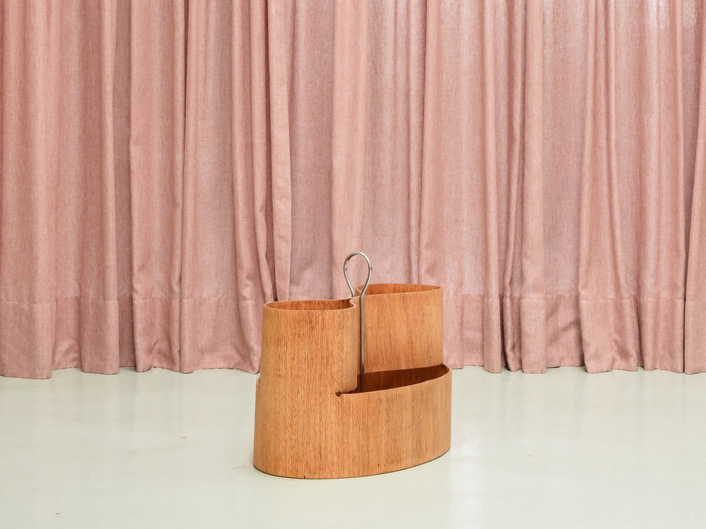 Revisteiro em Compensado Curvado e Aço Cromado