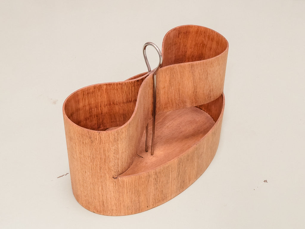 Revisteiro em Compensado Curvado e Aço Cromado