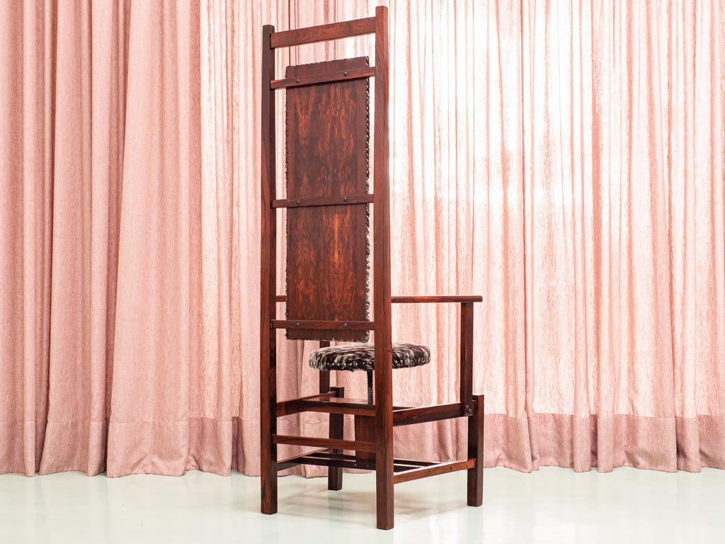 Cadeira com Espaldar Alto em Jacarandá