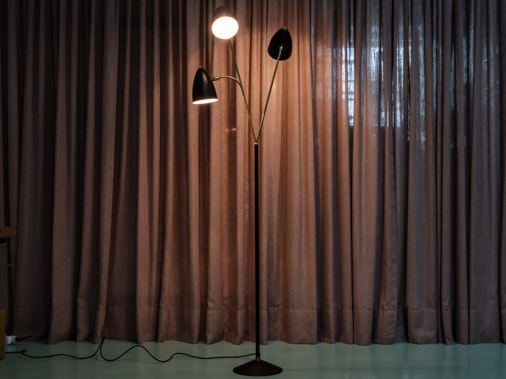 Luminária de Piso com Três Cúpulas Pretas