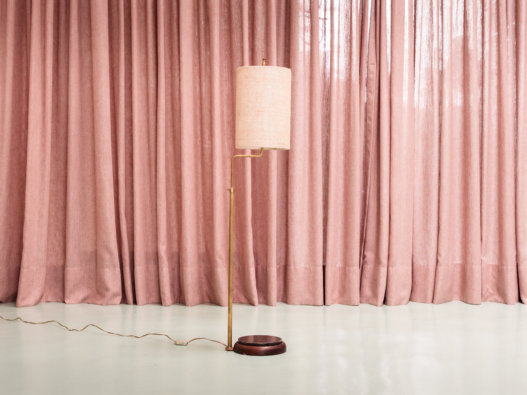 Luminária de Piso com Base em Madeira e Granito e Cúpula em Linho