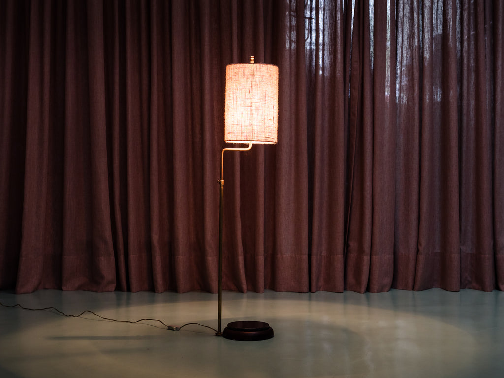 Luminária de Piso com Base em Madeira e Granito e Cúpula em Linho