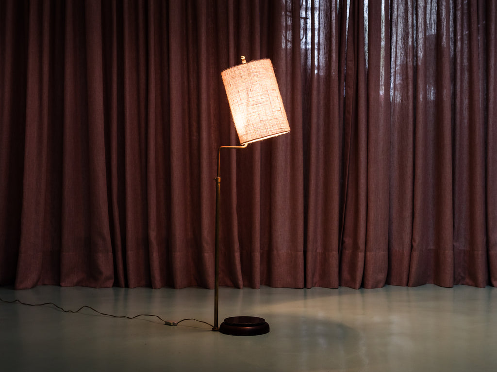 Luminária de Piso com Base em Madeira e Granito e Cúpula em Linho