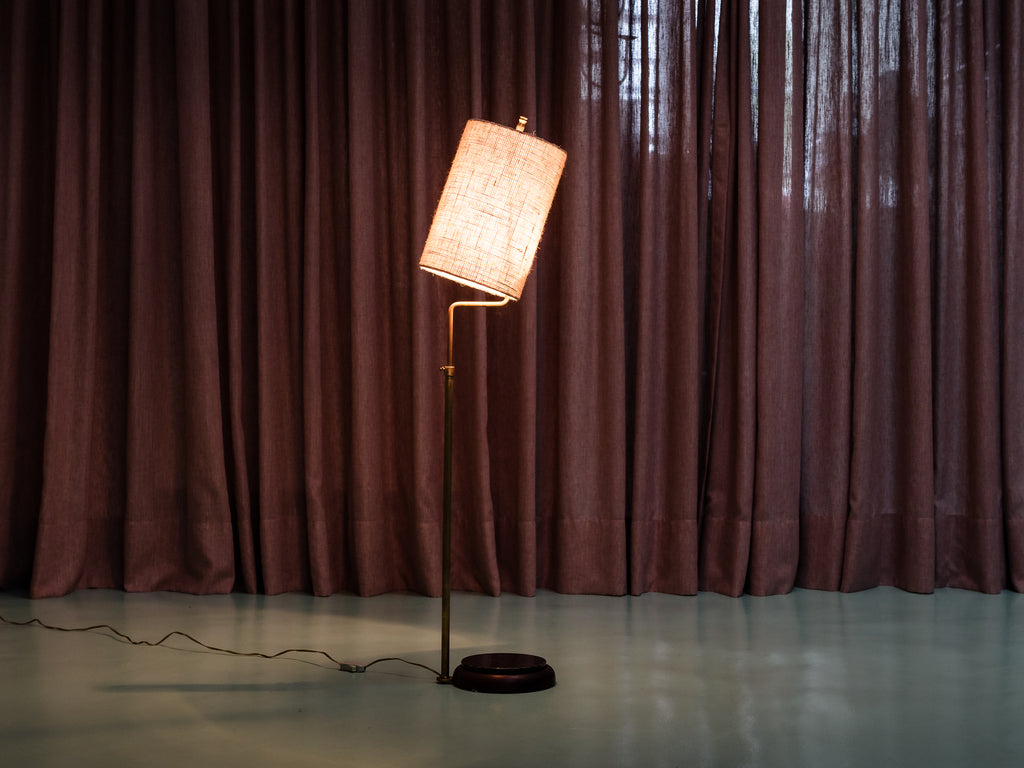 Luminária de Piso com Base em Madeira e Granito e Cúpula em Linho