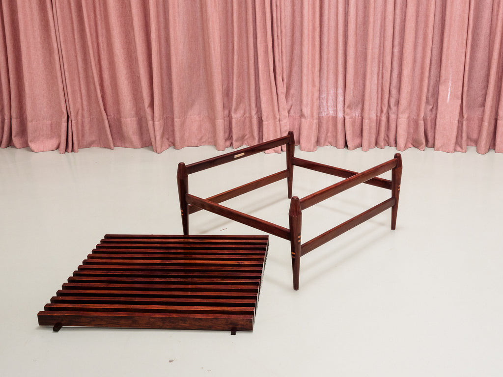 Liceu de Artes e Ofícios | Mesa em Jacarandá com Tampo Ripado