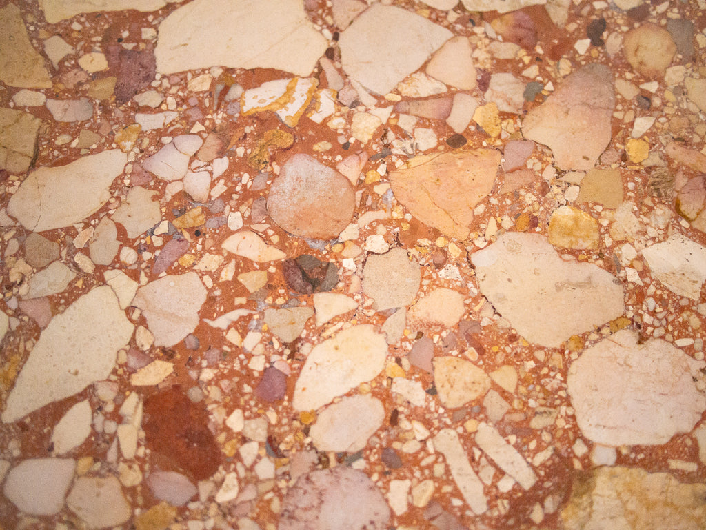 Par de Mesas Laterais em Terrazzo e Latão