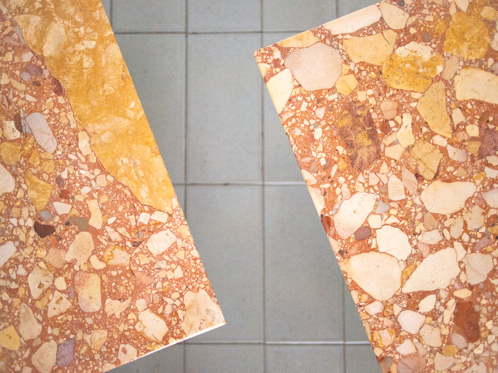 Par de Mesas Laterais em Terrazzo e Latão