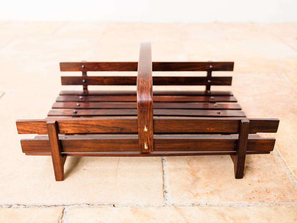 Casa Finland | Revisteiro de Piso em Jacarandá