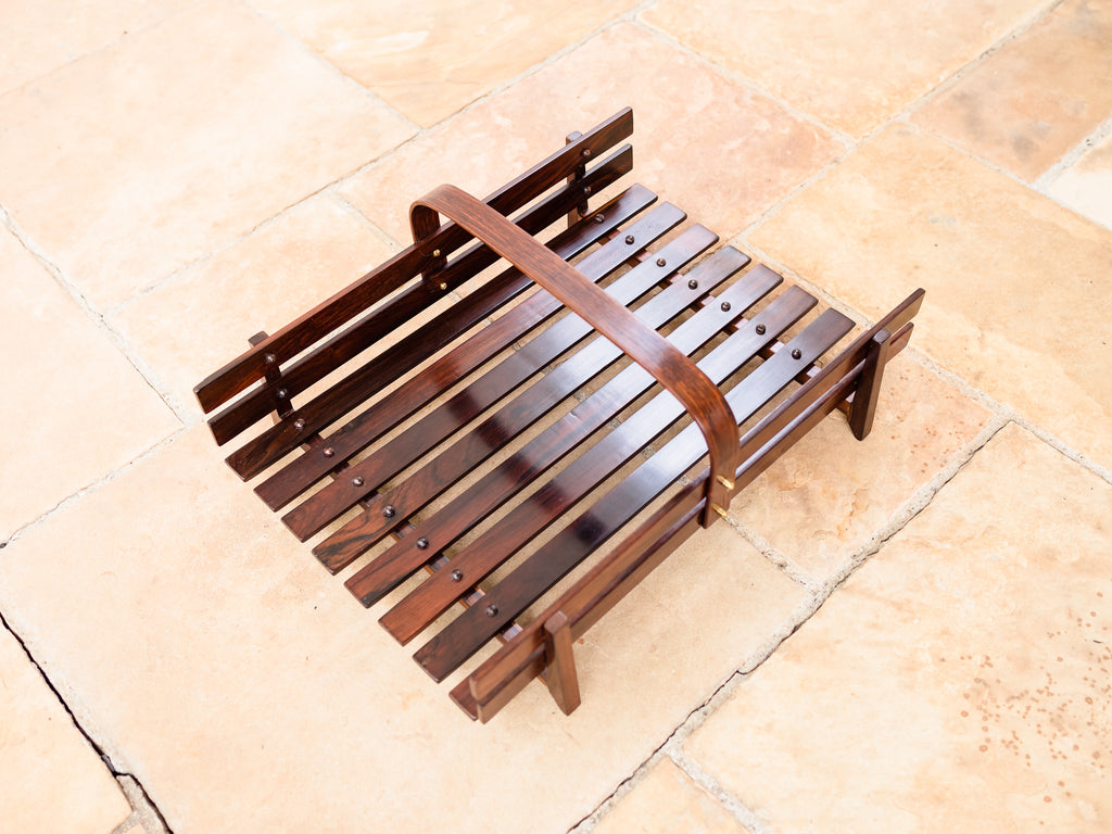 Casa Finland | Revisteiro de Piso em Jacarandá