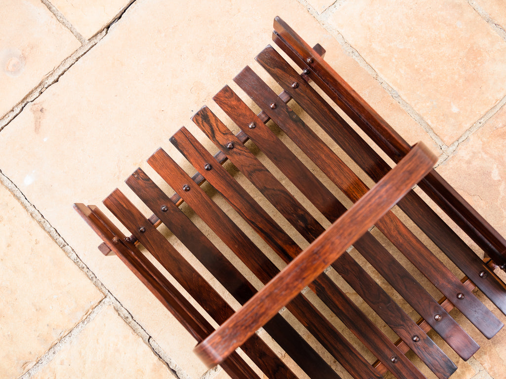 Casa Finland | Revisteiro de Piso em Jacarandá