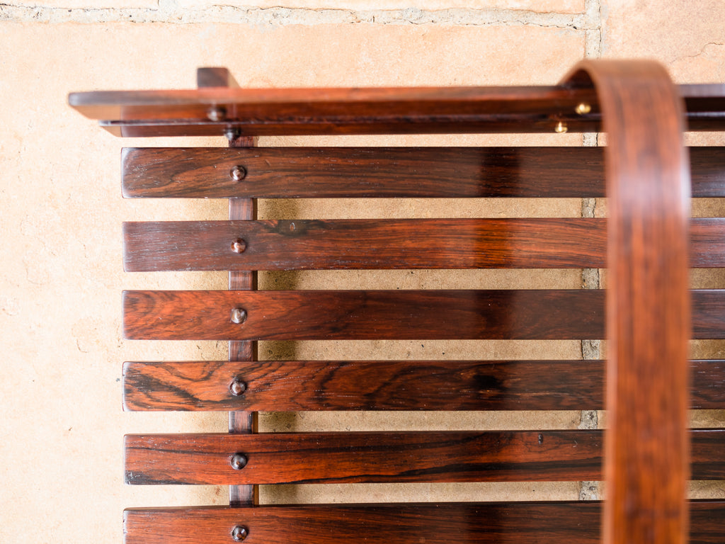 Casa Finland | Revisteiro de Piso em Jacarandá