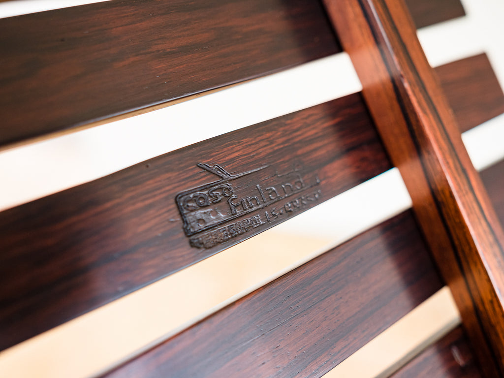 Casa Finland | Revisteiro de Piso em Jacarandá