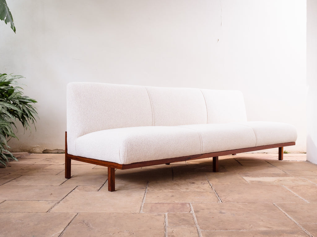 Branco & Preto | Sofá M1 em Jacarandá