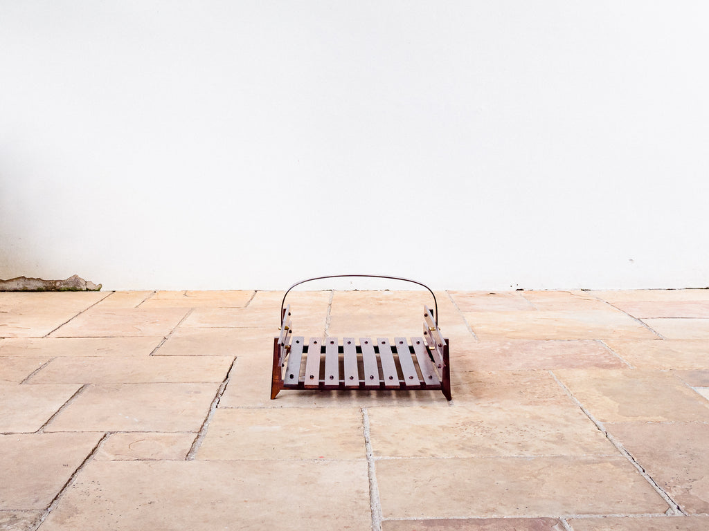 Casa Finland | Revisteiro em Ripas de Jacarandá