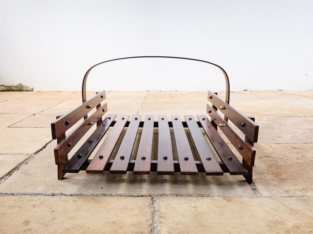 Casa Finland | Revisteiro em Ripas de Jacarandá