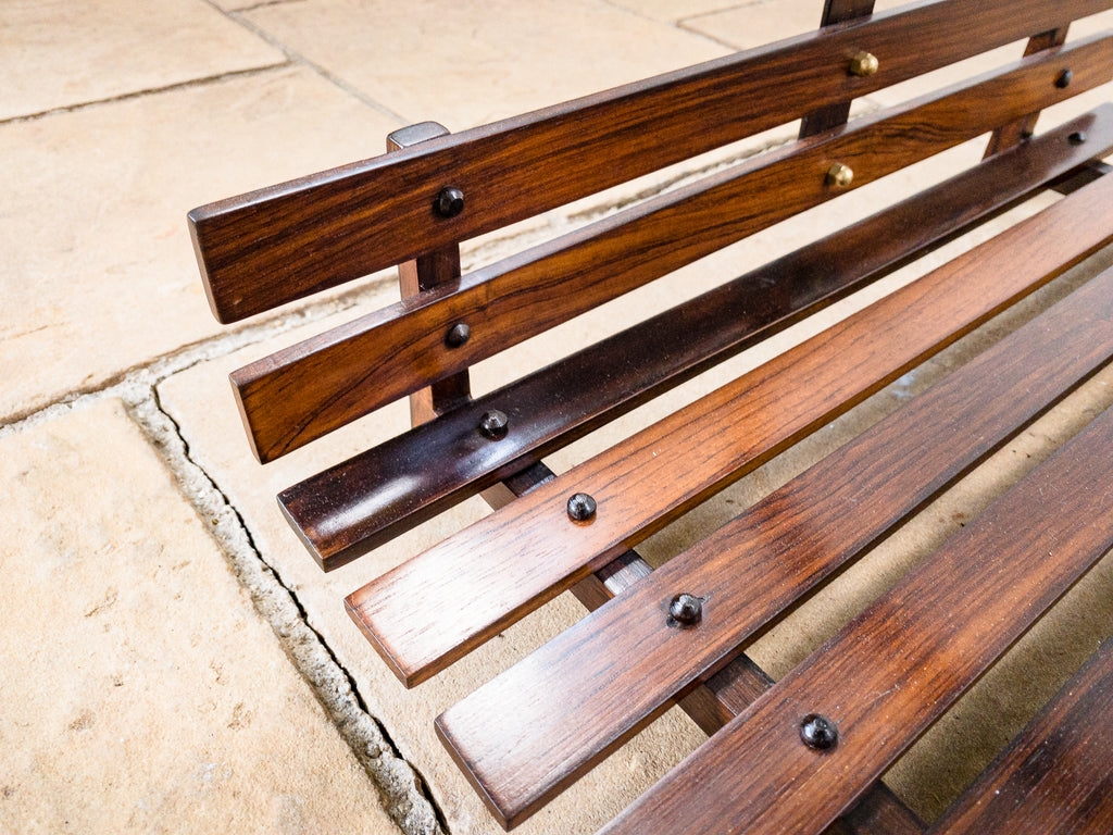 Casa Finland | Revisteiro em Ripas de Jacarandá