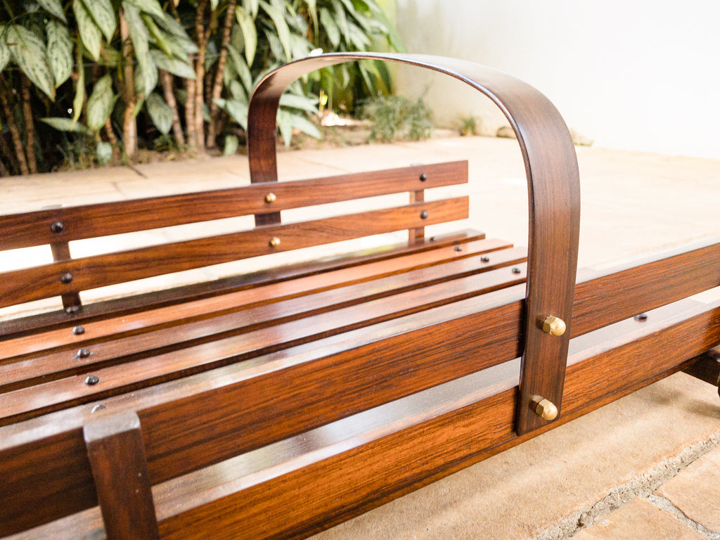 Casa Finland | Revisteiro em Ripas de Jacarandá