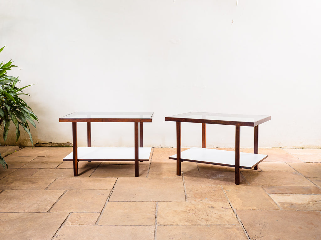Branco & Preto | Par de Mesas Laterais em Jacarandá