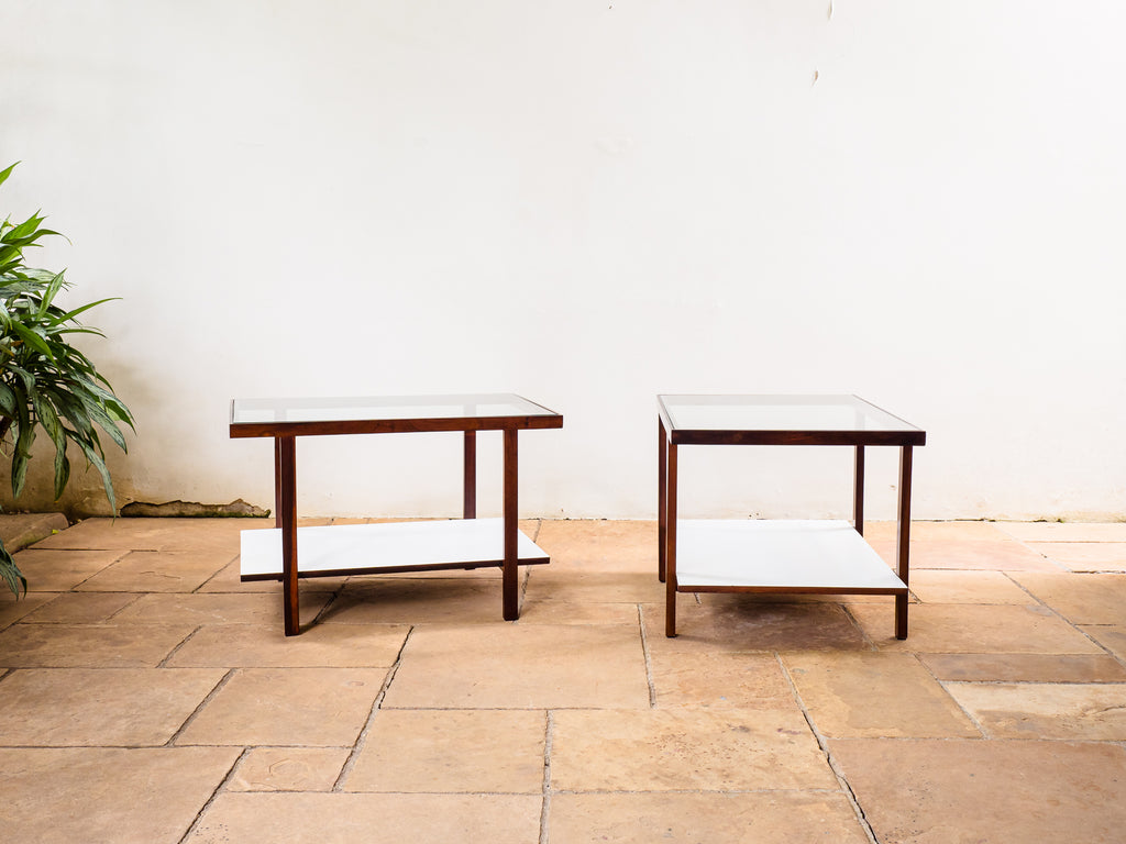 Branco & Preto | Par de Mesas Laterais em Jacarandá